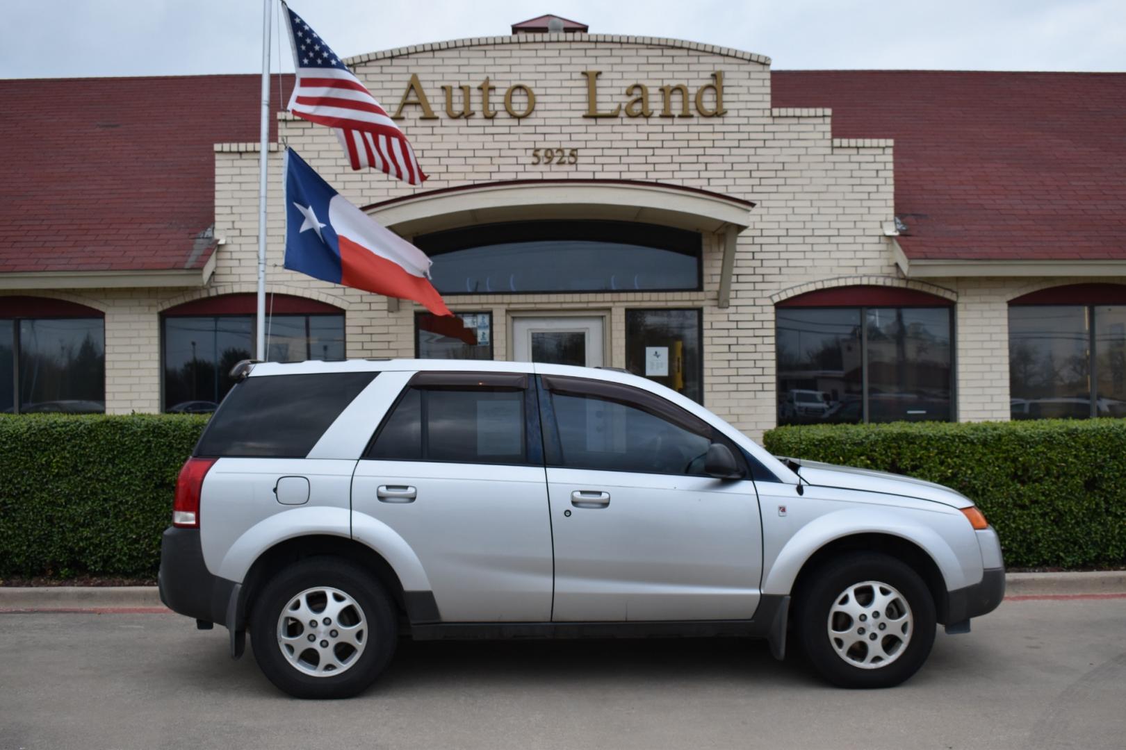 2004 Silver /Gray Saturn Vue FWD V6 (5GZCZ53464S) with an 3.5L V6 SOHC 24V engine, 5-Speed Automatic Overdrive transmission, located at 5925 E. BELKNAP ST., HALTOM CITY, TX, 76117, (817) 834-4222, 32.803799, -97.259003 - $2,995 CASH or Certified Funds Only Coupon does not apply on Cash Vehicles. This Vehicle has a Clean Carfax Report!! Rides and Drives great, it just needs YOU Behind the Wheel!! Open Monday-Friday - 9:00 am- 6:00 pm Closed on Saturdays and Sundays. (817) 834-4222 APPLY ONLINE OPEN ONLIN - Photo#3